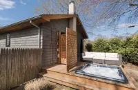 East Hampton (walking distance to village)