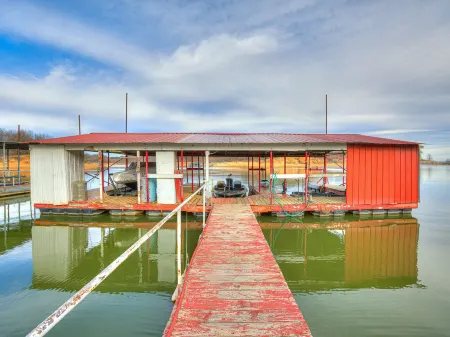 Lakefront Getaway w Boat Slip, Sandy Beach, 2 Living Rooms. Sleeps 12