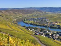 Beautiful and modern apartment in the cozy attic! Các khách sạn ở Klusserath