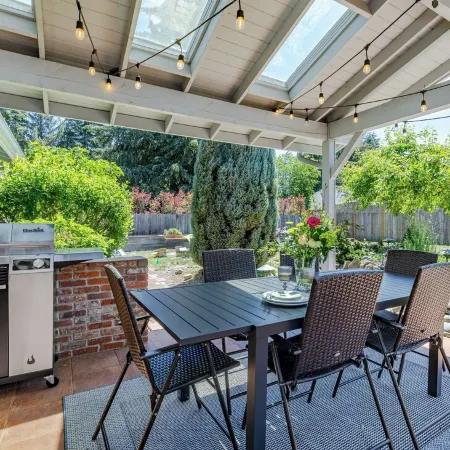 5-bedroom/3 bath home just 5 minutes to University of Oregon, patio/hot tub