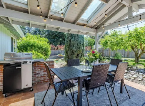 5-bedroom/3 bath home just 5 minutes to University of Oregon, patio/hot tub