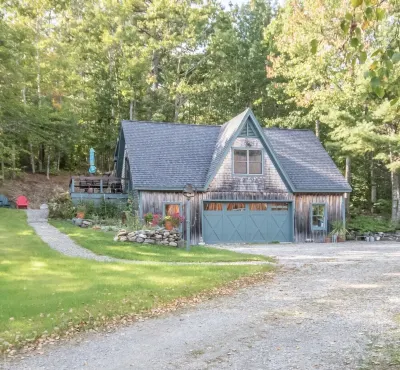 Lovely lakeside setting on beautiful Alamoosook Lake. Hotels near Red Roo Rescue