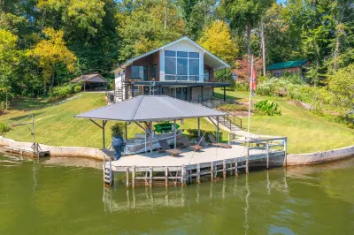 Lavish Lake Getaway W/18 Views+ Boat Dock 이글튼 공원 주변 호텔