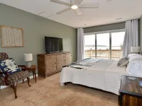 The Harbor House - Waterfront Home with Private Pier & Amazing Views! Hotels in Mathews County
