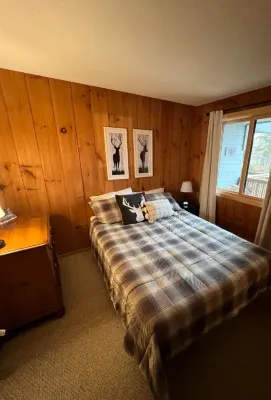 Cozy 3br condo @West Dover Vt. Heated pool, tennis, pickleball and pool table.