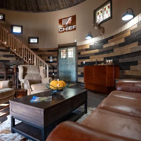 Lampasas' only grain silo cabin. Close to 3 State Parks and Spider Mountain