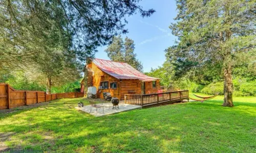 Charming 2-bedroom cabin with WiFi, AC in brilliant Statesville Hotel a Iredell County