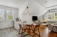 Stanton Apt B / Historic retreat 1 block to beach