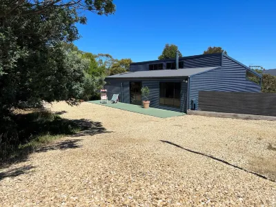 Charming Dennes Point house close to the beach