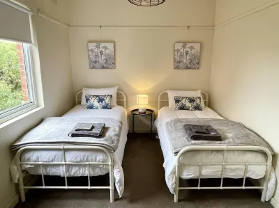 Stay in charming apartment in Grandview Building, Turvey Park. Free Wifi. Hotels near City of Wagga Wagga Botanic Gardens