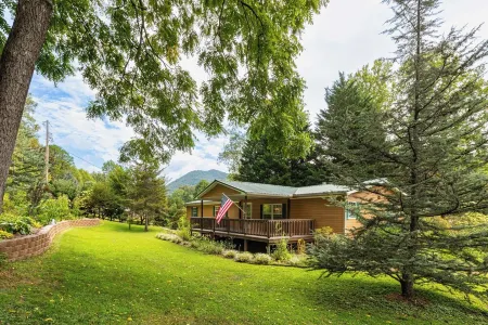 Smoky Mountain Riverfront Lodge: 4 Bedrm on the Tuckaseegee River in Sylva NC Отели в г. Каллоухе