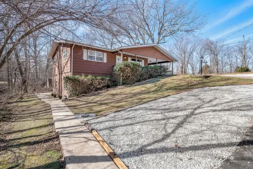 Private Suite, Sleep and Bike- Seconds 2  trail! Private Basement Apartment.