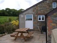Cottage sleeping up to 6 in 3 bedrooms, peaceful. 1 mile to Newport Town Centre