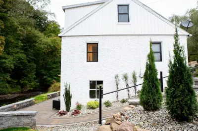 Creekside Cottage with beautiful patio and hot tub!!