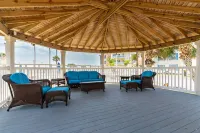 Cozy Apartment with resort style pool and 5 minute walk to the beach!