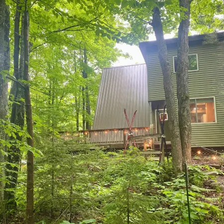 Apres’ Haus: Comfy A-Frame centrally located in Whitecap Village with fireplace