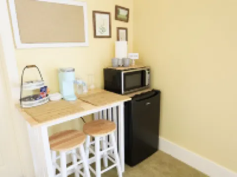 Massive Room - King Bed-Fireplace-10' Ceilings-50" Widescreen TV Hotels in Jefferson