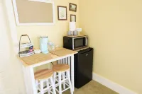 Massive Room - King Bed-Fireplace-10' Ceilings-50" Widescreen TV