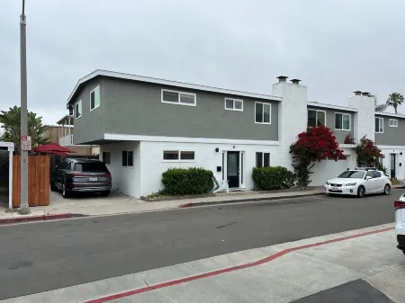 Beautifully renovated West Newport townhome - 1 min walk to beach Отели рядом с достопримечательностью «Ньюпорт-Бич»