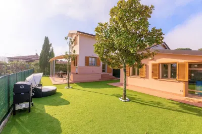 Independent villa free on 4 sides with an annex 1.2 km from the Sea