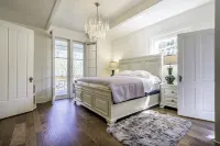 Historic Dunn Ranch Ashland Oregon. Sleeps 12 to 14 Great for large groups. Hotels near Fish Lake
