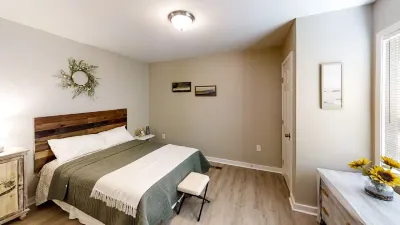 The Chalet - 3/2 Remodeled & 9 min to DT