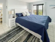 Penthouse at the Beach, Beach, Beach! Stunning ocean views & king sized bed!
