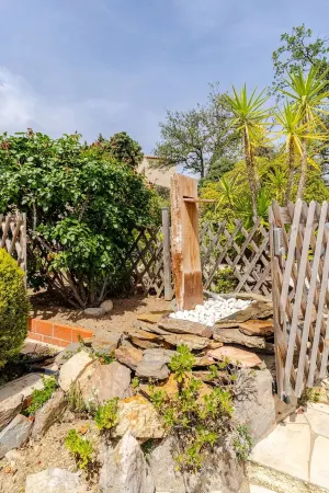 AT THE CASTLE OF O LE CASTEL Отели в г. Корбер