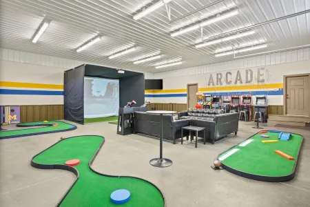 Barn! Golf Sim/Theater, Bunk Slide, Mini Golf, Hot Tub, Saloon Bar, Firepit!