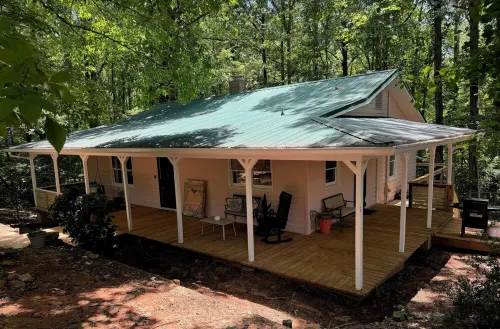 Perfectly Pink & Cozy 2-bedroom cabin in charming Waverly Hall