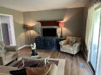 Sleeps 6 in prime location - 방갈로