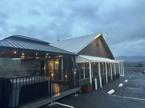 The LookOut! A Romantic Getaway with Spa & Views!