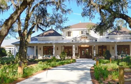 Don’t miss! Fun 1bed villa with golf cart and lanai. Bring your puppy.