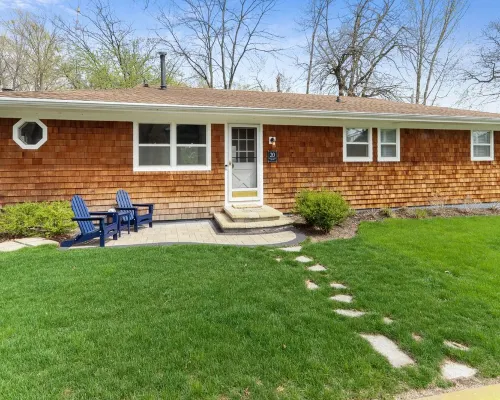 Steps to Lake Geneva · Hot Tub · Sleeps 10 · Walk to Pier 290 Hotels in Williams Bay