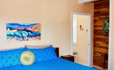 Treetop Lodge - Lose yourself in the views on the westside, close to downtown.