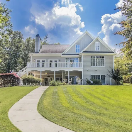 PRIVATE LAKEFRONT HOME WITH HOT TUB & AMAZING VIEW OF LAKE OCONEE