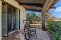 Charming 3-bedroom Equestrian farmhouse with WiFi, AC in welcoming Thermal