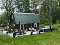 Cozy 2-bedroom cottage with WiFi, AC, and Hot Tub on 10 acres.