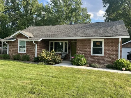 Bright 3-bedroom bungalow 1.3 miles from Ross-Ade Отели в г. Уэст-Лафайетт