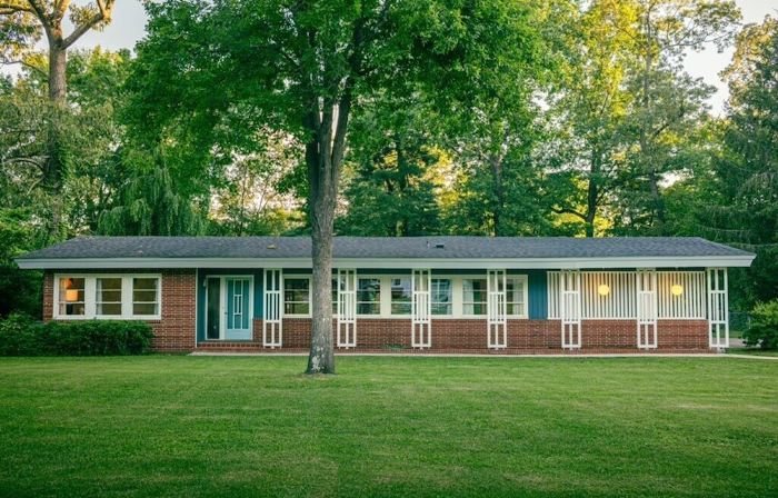 Mid Century Modern Time Capsule….3 miles to downtown Greenville!
