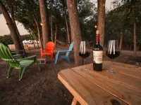 Riverfront RV on Medina River/1 Blk off Main/River Yurt Village & RV Park 班德拉縣酒店