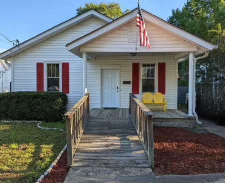 Charming Bungalow in the Heart of Elberton! Short walk to downtown!
