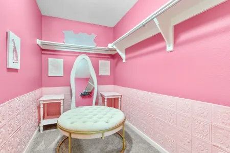 Casa Kaleidoscope: Whimsical Selfie Museum - 5bd sleeps 15 Отели рядом с достопримечательностью «The Well House Assisted & Senior Living of Arvada»