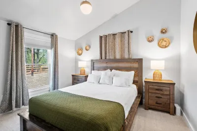 Woodstock Charm- 2 Min to Downtown Woodstock & Pet Friendly!