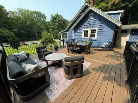 Charming Berkshire Farmhouse: Your Cozy Retreat Awaits! Отели рядом с достопримечательностью «Bidwell House Museum»