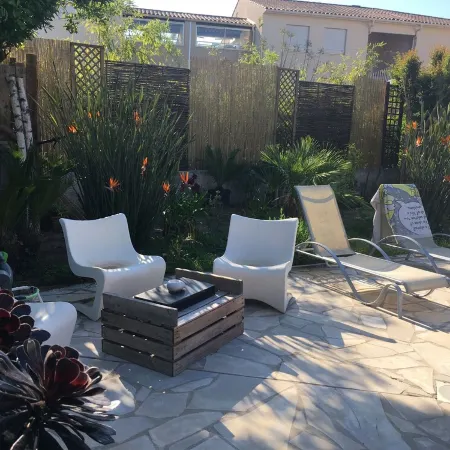 Antibes : Maisonnette with private terrace and shared swimming pool, close to the beach