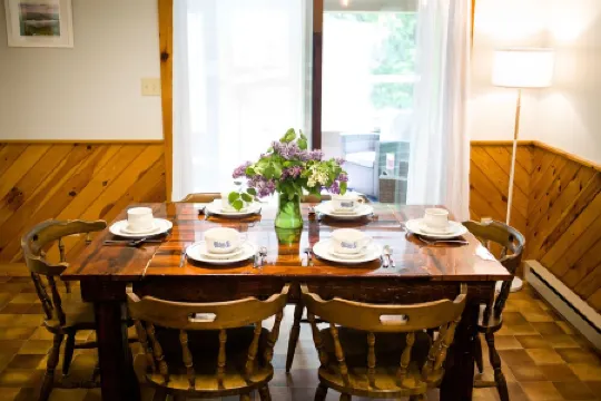 Bubar Barn - screen porch, deck, + parking