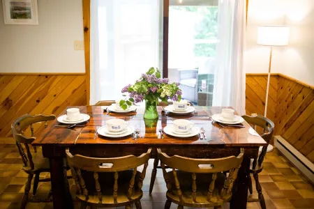 Bubar Barn - screen porch, deck, + parking Отели в г. Шрун