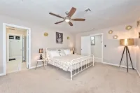 5 stars Villa! Modern! Central! Big Pool & Back Yard! Enjoy. فنادق في 