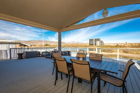 Glass deck, dogs, sandy beach, private dock